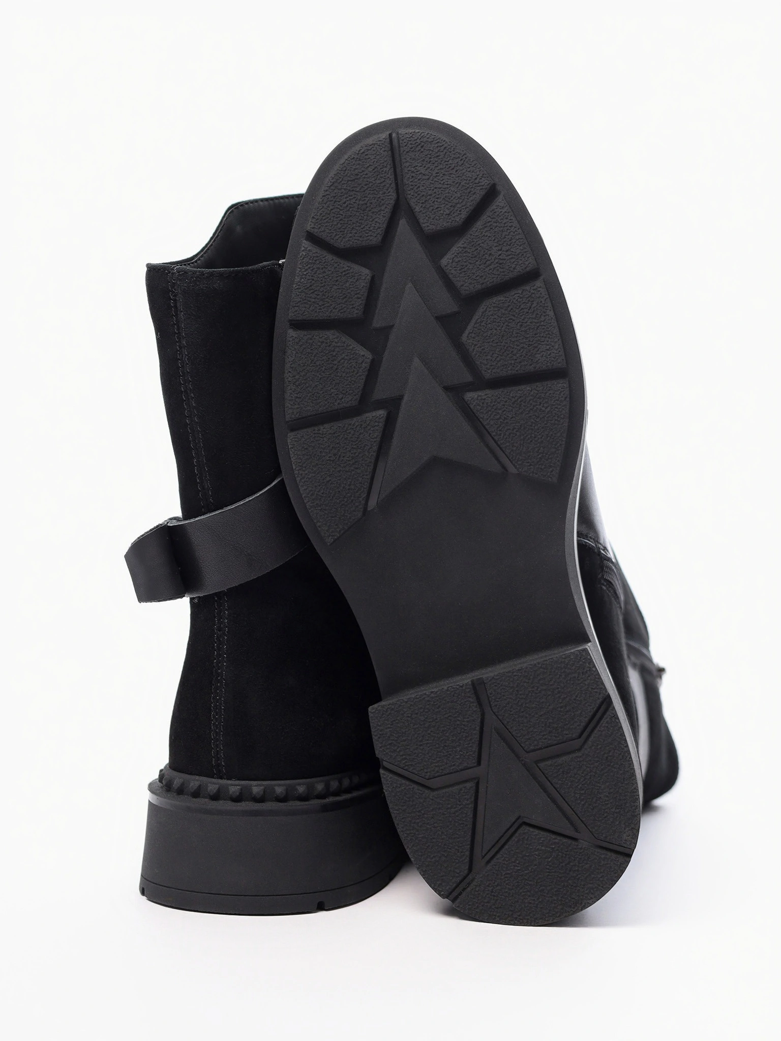 Ботинки комбинированные черного цвета с декоративным ремешком